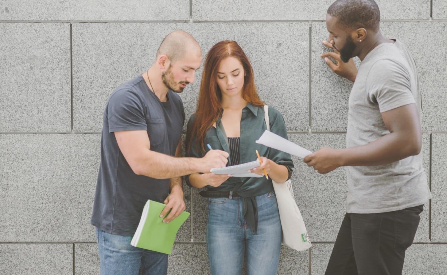 Analyse de données financières sectorielles sur écran avec graphiques de performance
