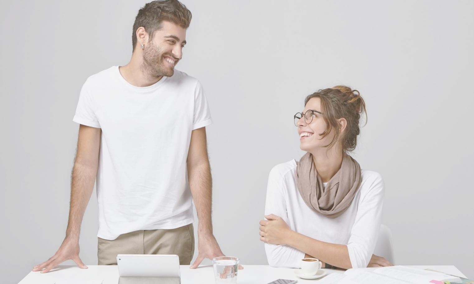 Étudiants collaborant sur une analyse financière avec des graphiques et rapports