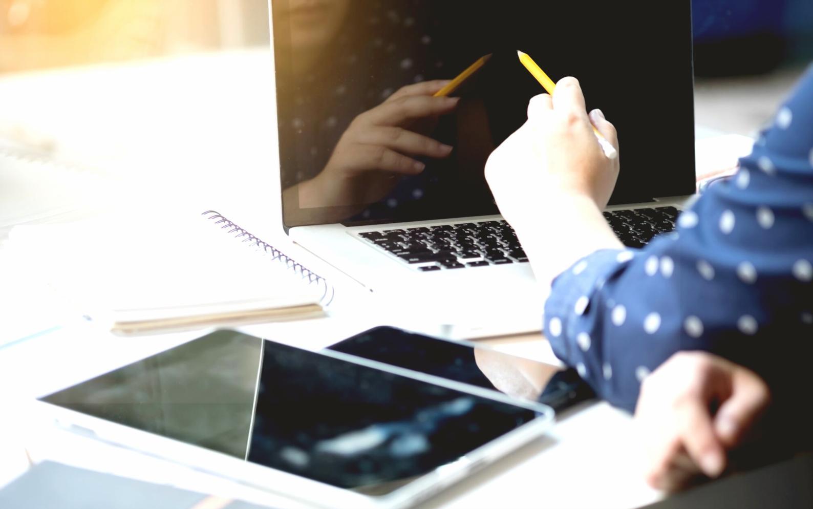 Espace de travail collaboratif chez paravelitho à Rennes avec équipe d'analystes financiers